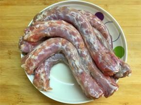 把买回来的冰鲜鸭脖，剥去筋膜，处理干净后清洗干净。