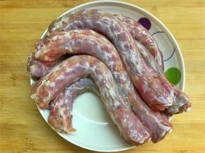 把买回来的冰鲜鸭脖，剥去筋膜，处理干净后清洗干净。