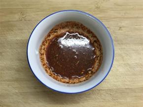 准备好配料，香辣料60克，加60克清水调成糊状。