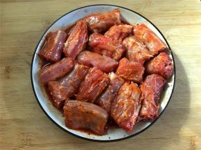 把清洗干净的鸭脖斩成小段后放入香辣腌料，拌匀后腌2小时左右。