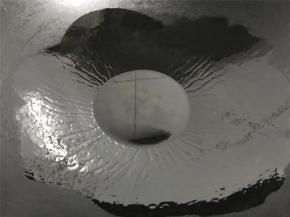 锅中倒入适量油。