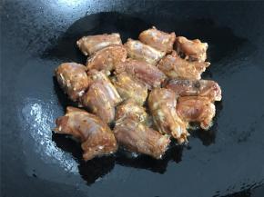 把腌好的鸭脖放入锅中两面煎黄。