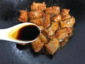 加入1勺生抽，翻炒均匀。