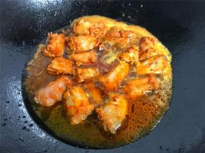 然后加入没过鸭脖的水，大火煮开后转中小火焖煮至可以用筷子戳进鸭脖。