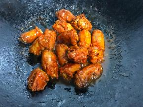 转大火，让汤汁烧至浓稠收汁，即可熄火。