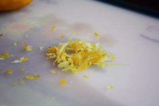 用刮皮刀将黄柠檬的皮刮成柠檬皮屑。