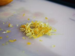 用刮皮刀将黄柠檬的皮刮成柠檬皮屑。
