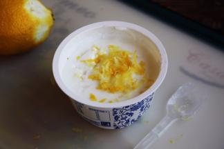 将柠檬屑放在酸奶杯里。
酸奶需要用老酸奶。