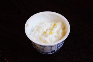 用小勺将柠檬屑和酸奶搅拌均匀。