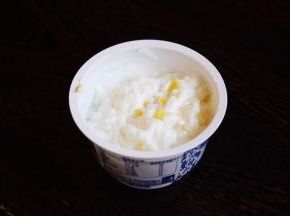 用小勺将柠檬屑和酸奶搅拌均匀。