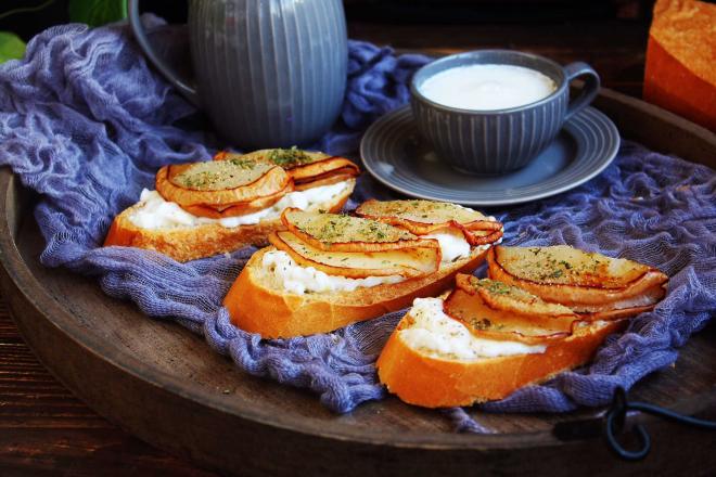 柠香酸奶佐蜂蜜烤梨配法棍面包