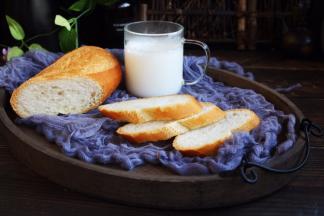 将法棍面包切成2cm薄厚的片。