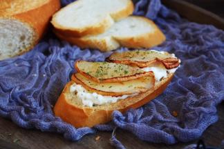 再撒上少许的黑胡椒碎和少许的欧芹碎即可。