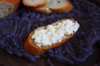 将步骤11准备好的柠香酸奶涂抹法棍在面包上。
柠香酸奶的量随个人口味添加。