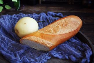 主要食材：雪梨和法棍面包。