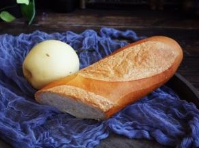 主要食材：雪梨和法棍面包。