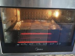 将梨片放入烤箱中层，烤箱上下火加热220度，加热15分钟。