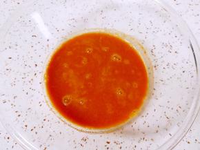 取35g奥尔良烤肉料，加入55g纯净水搅拌均匀，和成腌肉汁。