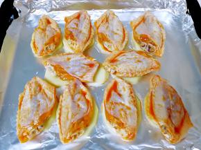 腌好的鸡中翅放在土豆片上，腌肉汁留着沉淀一下，倒掉上面清水部分，下面的留着备用。