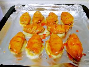 15分钟之后取出，刷一层留下的腌肉汁，翻过来再刷一层腌肉汁，继续送入烤箱烤15分钟。