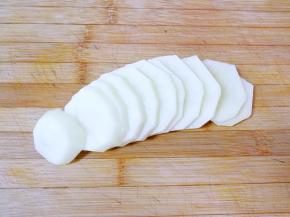 土豆去皮洗干净切成厚一点的片。