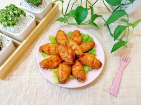 外皮焦脆，肉质细嫩的烤鸡翅，妞喜欢的不要不要的。