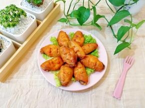 外皮焦脆，肉质细嫩的烤鸡翅，妞喜欢的不要不要的。