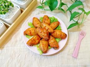 10个鸡翅，妞吃了7个，给我分了3个，就连土豆也是给她自己分了一大半，看来真的是太好吃啦！