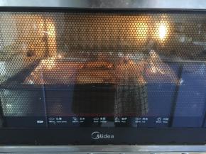 烤梨期间可将梨片翻个面，这样梨片两面的颜色一致。