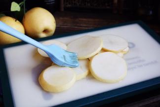 在每片雪梨的正反两面都刷上薄薄的一层蜂蜜。