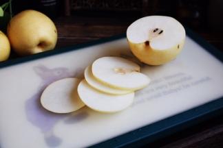 雪梨洗干净，切成薄片。