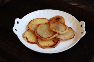 将烤好的梨片放在盘子里备用。