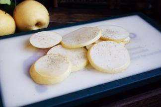 然后均匀地撒上少许的盐、黑胡椒碎。