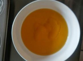 首先把黄油隔热水融化