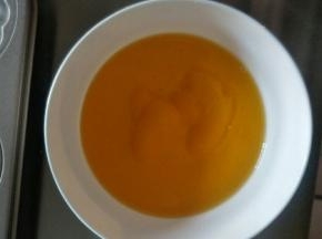 首先把黄油隔热水融化
