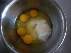 把鸡蛋和糖放在一起