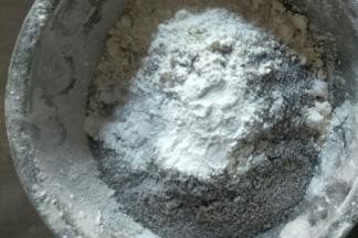 把泡打粉，低粉和黑米粉混合均匀