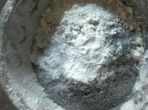 把泡打粉，低粉和黑米粉混合均匀