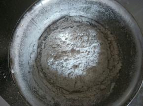 过筛加入鸡蛋糊中