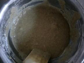 用刮刀翻拌均匀