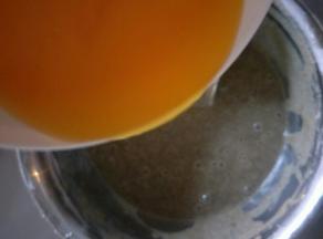 黄油边倒边搅拌，(黄油可以分次加入，每次都搅拌均匀后再加下一次)，把面糊和黄油搅拌均匀