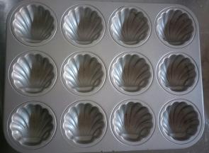 准备玛德琳不沾模具，(如果不是不沾模具，就刷一层黄油撒一层面粉做下防粘处理)