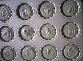 把面糊挤入模具中，约9分满