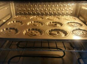 震动几下模具，放入烤箱中层，约烤20分钟左右