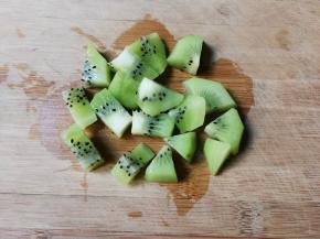 猕猴桃去皮切成丁