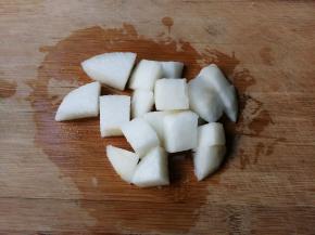 梨削去皮切成丁