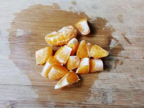 桔子剥去皮切成丁，最好撕去筋膜，口感好，我早上着急没有撕去筋膜