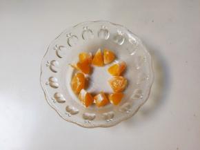 碗中放入桔子丁