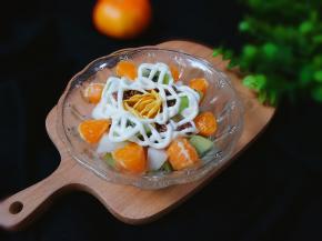 挤上香甜沙拉酱