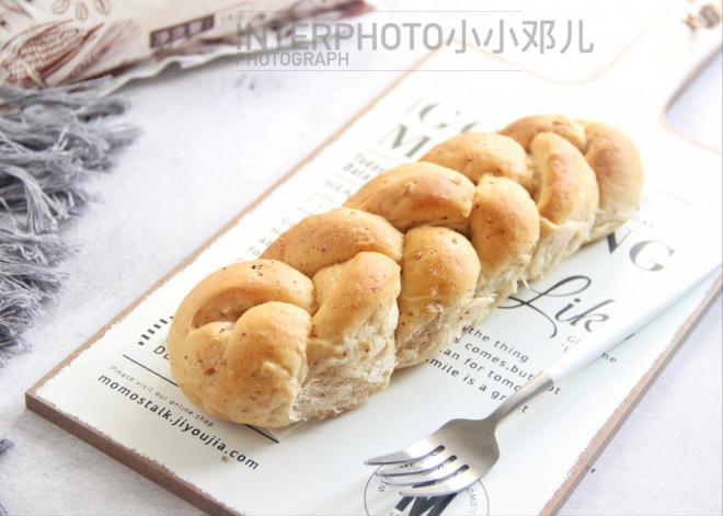 鲜奶炼乳多谷物面包